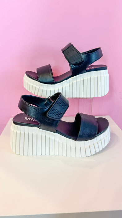 BLACK MIA YURI PLATFORM SANDALS